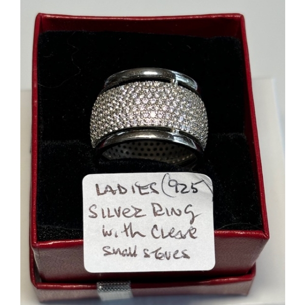 LADIES .925 SILVER DINNER RING W/CLEAR STONES