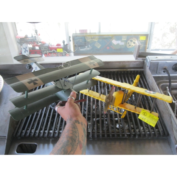 2 BIPLANES