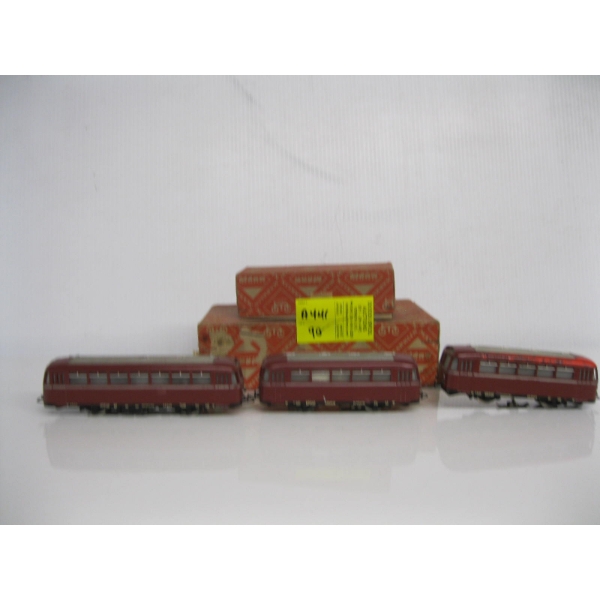 3 HO TRAIN CARS