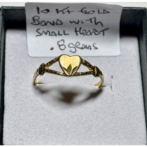 10KT GOLD BAND W/SM. HEART, .8G, SZ 5 1/2
