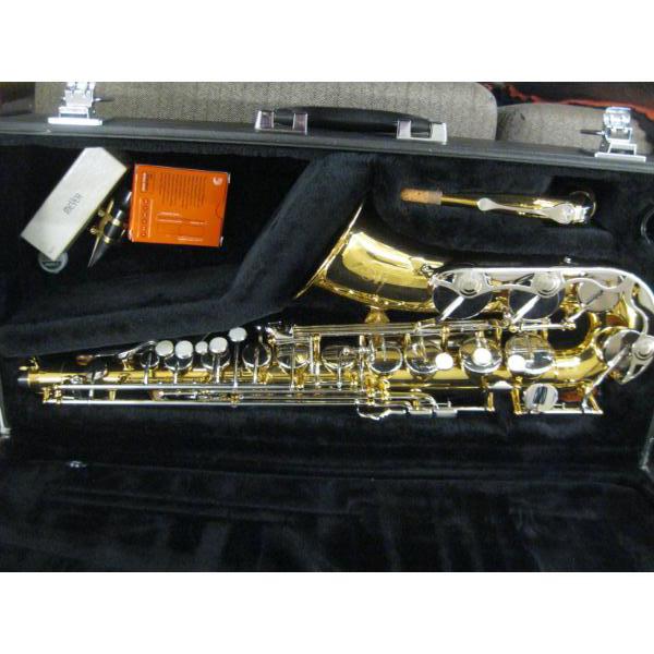 YAMAHA SAXOPHONE IN CASE W/ACCESS.
