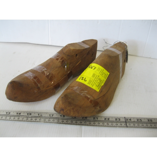 PAIR OF WOODEN FOOT PATTERNS