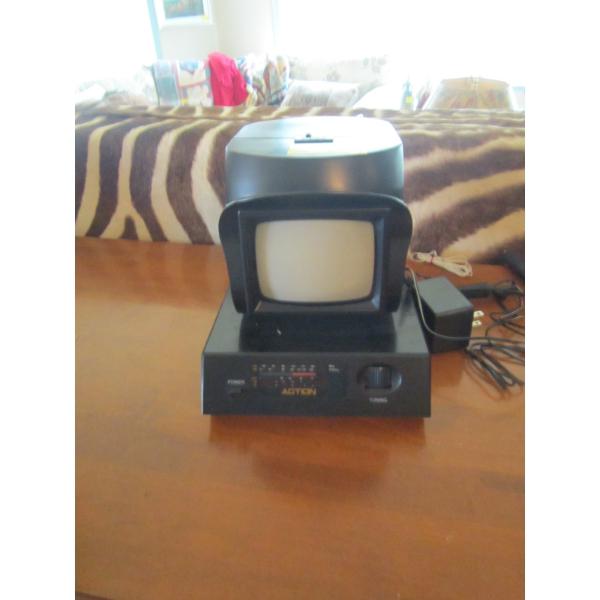 VINTAGE MINI PORTABLE TV