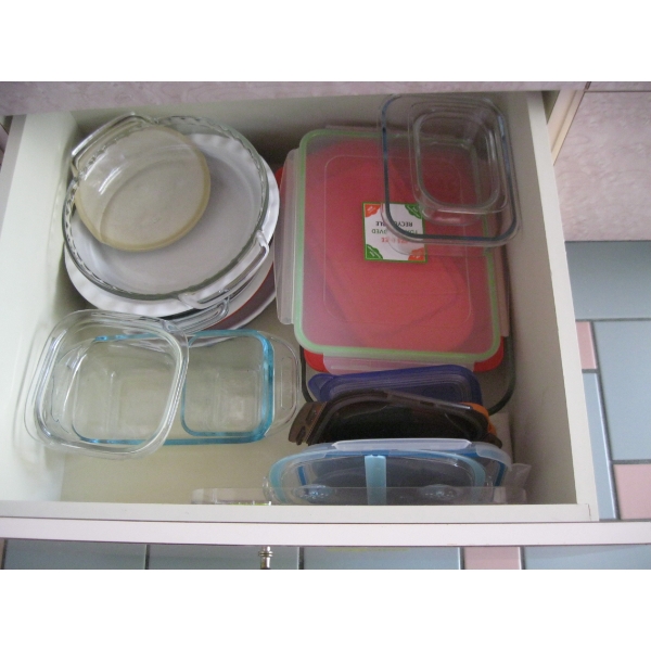 DRAWER W/MISC. PIE PLATES, COVERED DISHES, ETC.