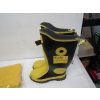 Image 2 : PAIR OF SZ 5 STEEL TOE GUMBOOTS W/NEW 3 PIECE RAIN SUIT, SZ CL