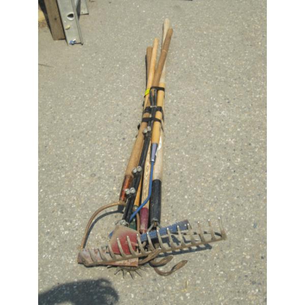 BUNDLE OF GARDEN TOOLS