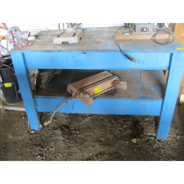 BLUE TABLE BENCH W/SM. BENCH VISE