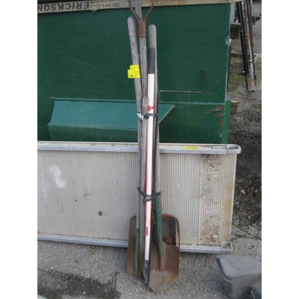 BUNDLE OF GARDEN TOOLS