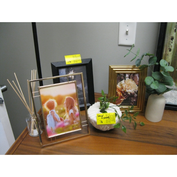 6 PIECES OF DÉCOR