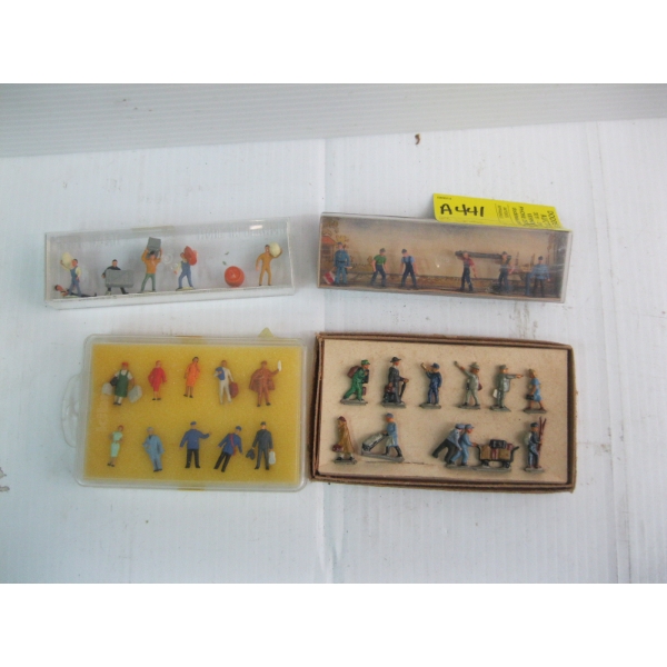 SM. FIGURINES