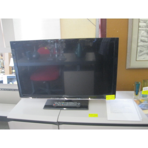 PANASONIC 32" FLATSCREEN TV W/REMOTE