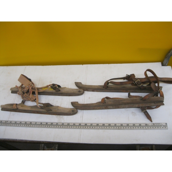 VINTAGE STRAP ON ICE BLADES