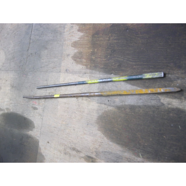 2 HEAVY DUTY PRYBARS