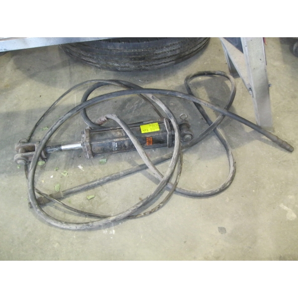 HYDRAULIC CYLINDER W/HOSES