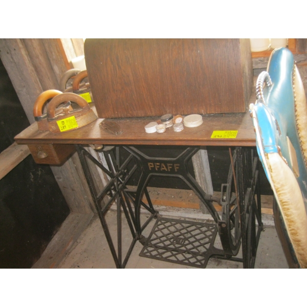 PFAFF TREADLE SEWING MACHINE W/WOODEN COVER