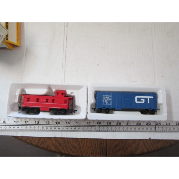 2 TRAIN HO SCALE TRAIN CARS