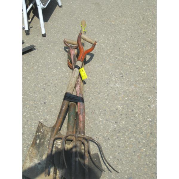 BUNDLE OF GARDEN TOOLS