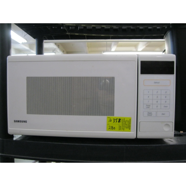 SAMSUNG WHITE MICROWAVE