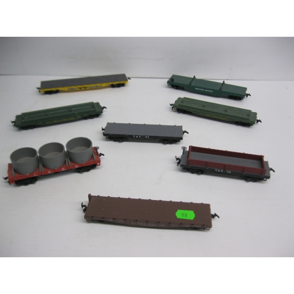 8 HO SCALE TRAIN CARS