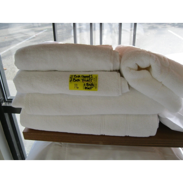 2 BATHSHEETS, 2 BATH TOWELS & 1 BATH MAT