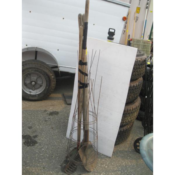 BUNDLE OF GARDEN TOOLS W/TOMATO STANDS