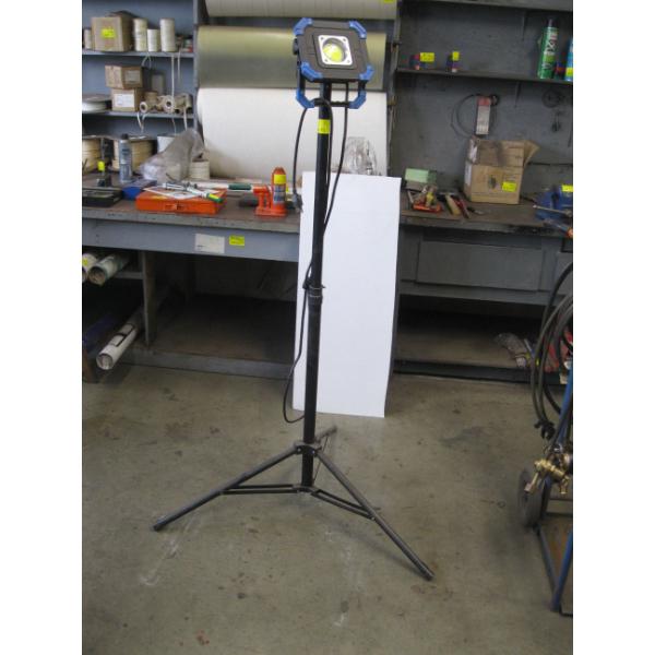 LED LIGHT ON TRIPOD STAND