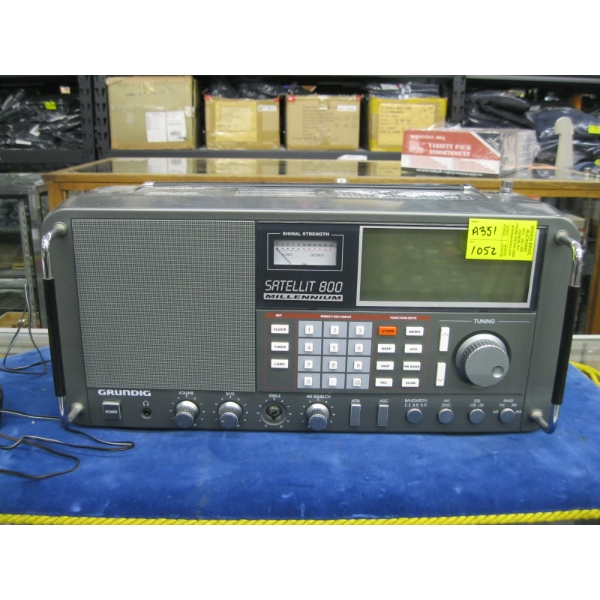 GRUNDIG SATELLITE 800 MILLENIUM MULTI BAND RADIO
