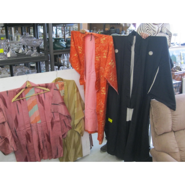 4 KIMONOS