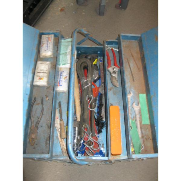 BLUE TOOLBOX W/CONTENTS & BUNDLE OF BUNGEE CORDS