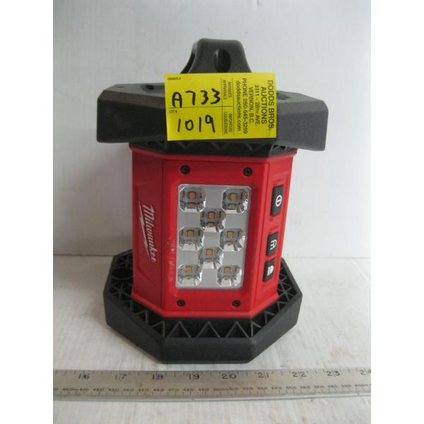 MILWAUKEE PORTABLE CORDLESS LIGHT
