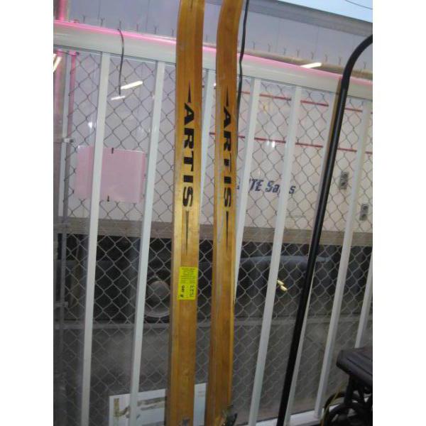 PAIR OF VINTAGE ARTIS CROSS COUNTRY SKIS