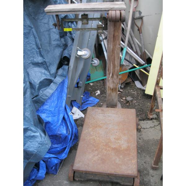 ANTIQUE PLATFORM SCALE W/WEIGHTS