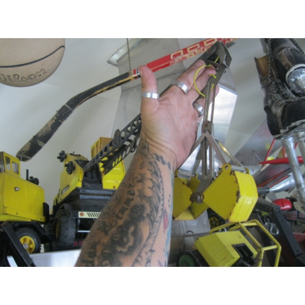 TONKA WHEELED CRANE  