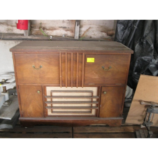 ANTIQUE CABINET STEREO W/RECORD PLAYER