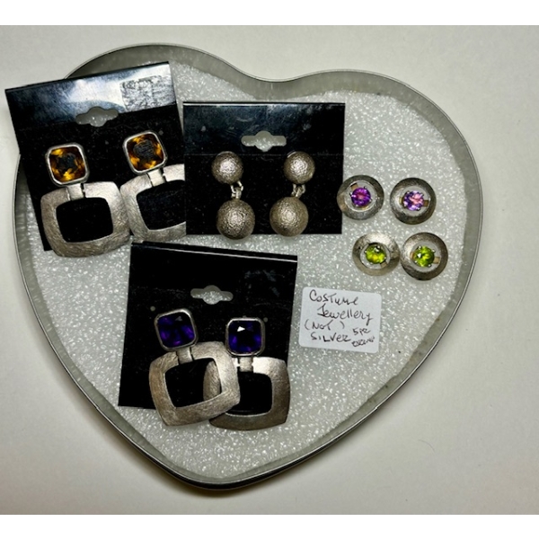 5 PAIRS OF COSTUME JEWELLERY EARRINGS
