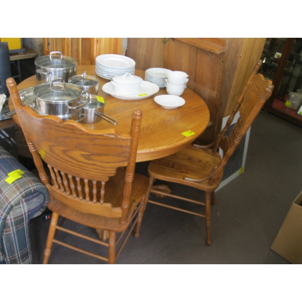 ROUND SOLID OAK DINING TABLE W/2 PRESS BACK CHAIRS & A LEAF