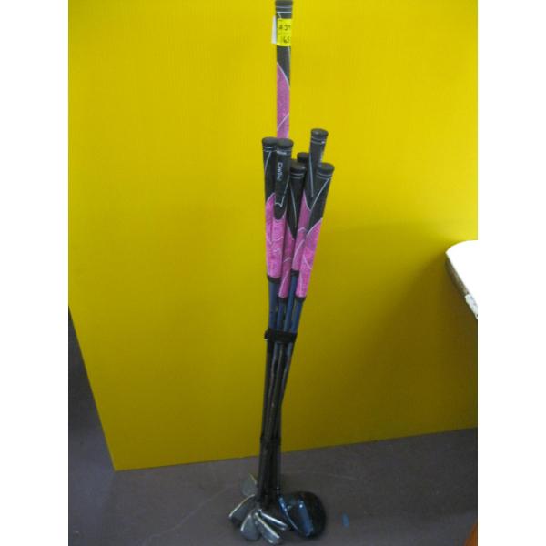 SET OF RIGHT HANDED GOLF CLUBS - NO BAG