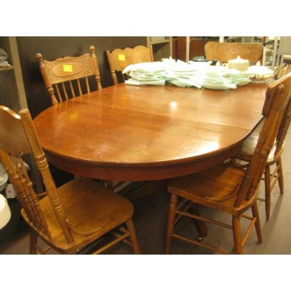 OAK SINGLE PEDESTAL DINING TABLE W/6 PRESSBACK CHAIRS