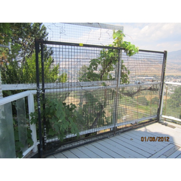 2 METAL WIRE FREE STANDING FENCE PANELS