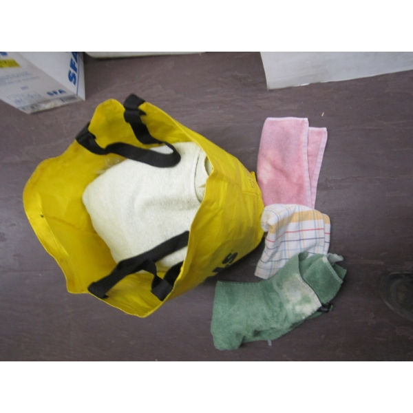 BAG & BOX OF TOWELS