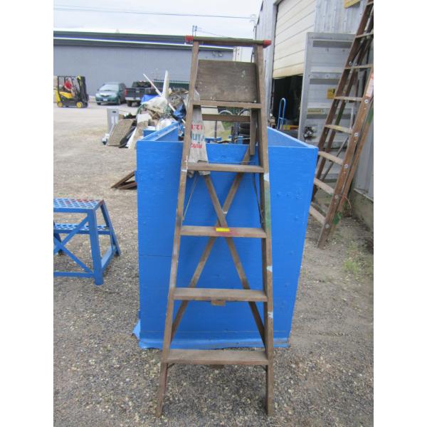 6' WOODEN STEPLADDER