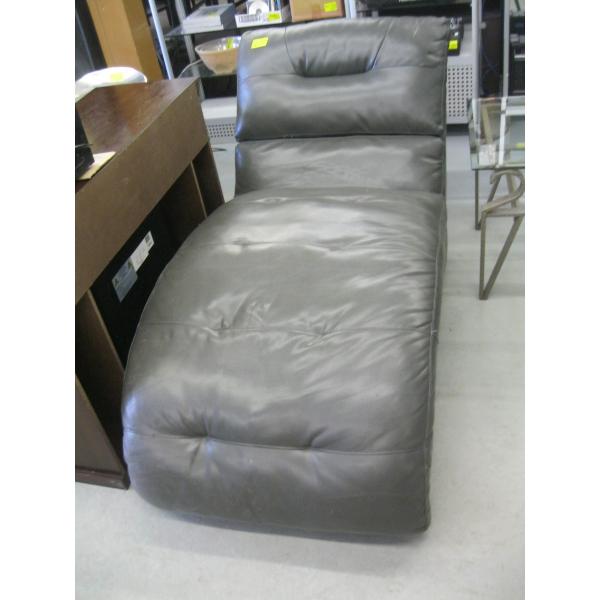 LG. LEATHER LOUNGER CHAIR