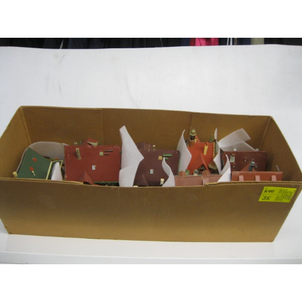 BOX OF HO SIZE HOUSES