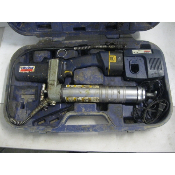 LINCOLN BATTERY POWERED GREASE GUN IN CASE
