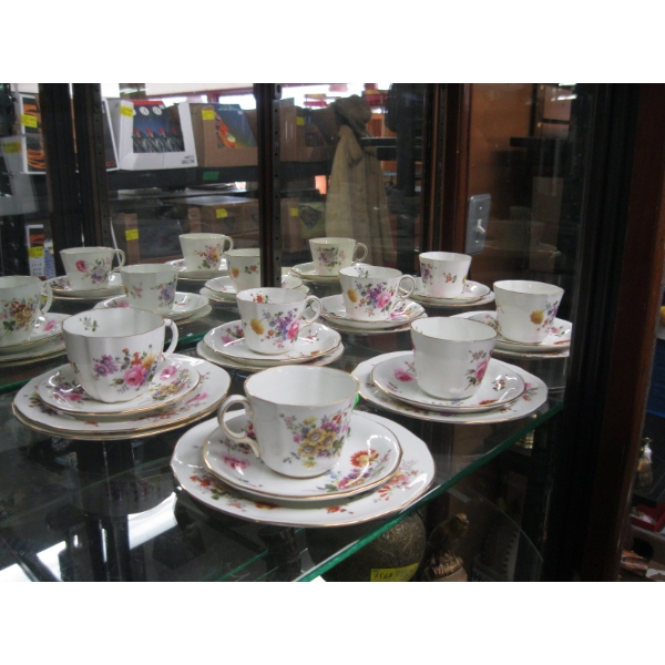 7 ROYAL CROWN DERBY TEACUPS/SAUCERS & SIDE PLATES