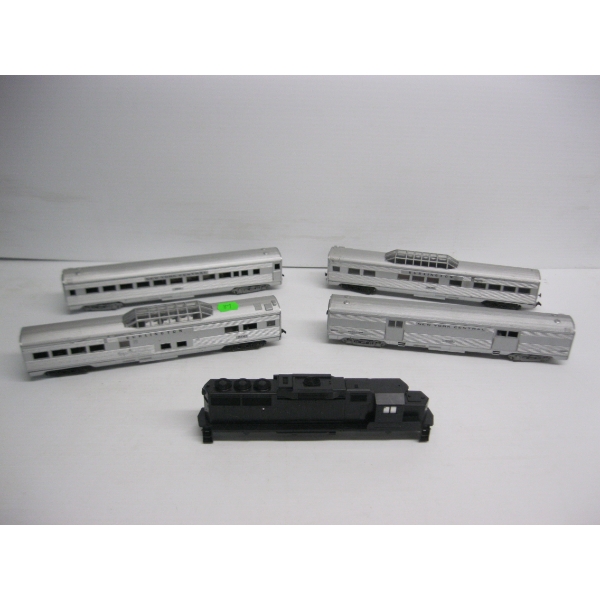 4 HO SCALE PASSENGER TRAIN CARS & A LOCOMOTIVE COVER