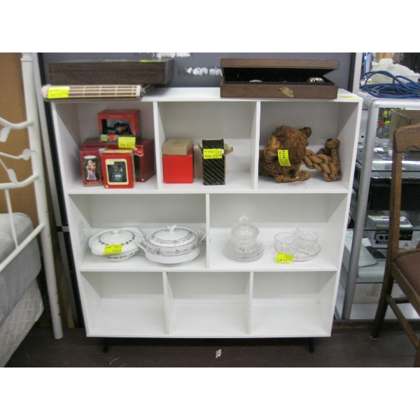WHITE SHELF UNIT
