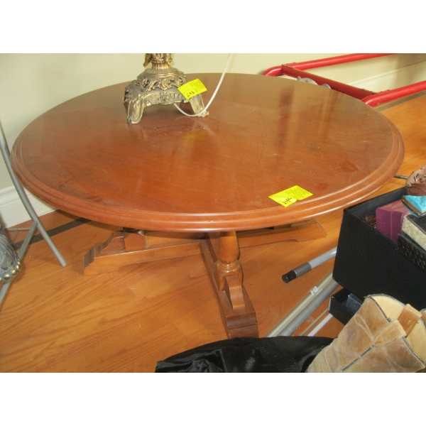 ROUND VILAS MAPLE TABLE