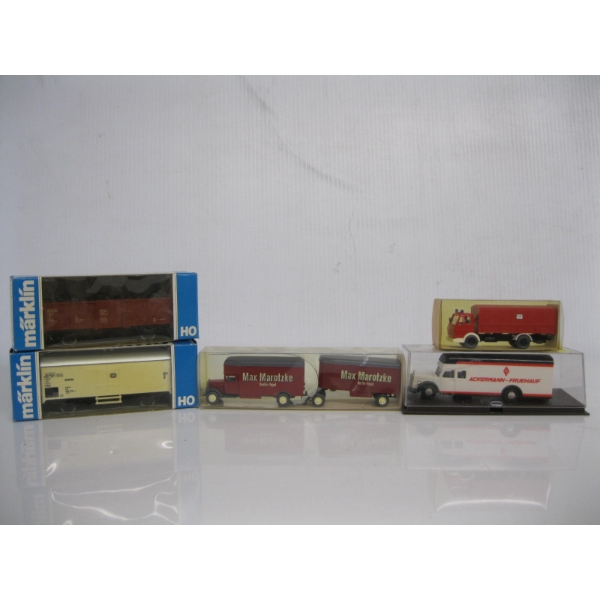 2 TRAIN CARS & 3 VEHICLES