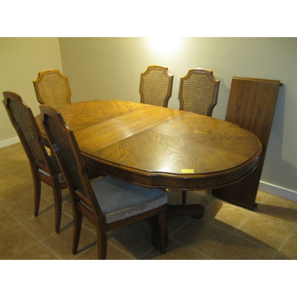 LG. OAK DINING TABLE W/CHAIRS